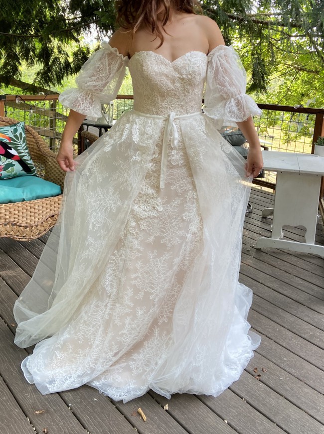 Vera Wang White Lace Overskirt Wedding Dress