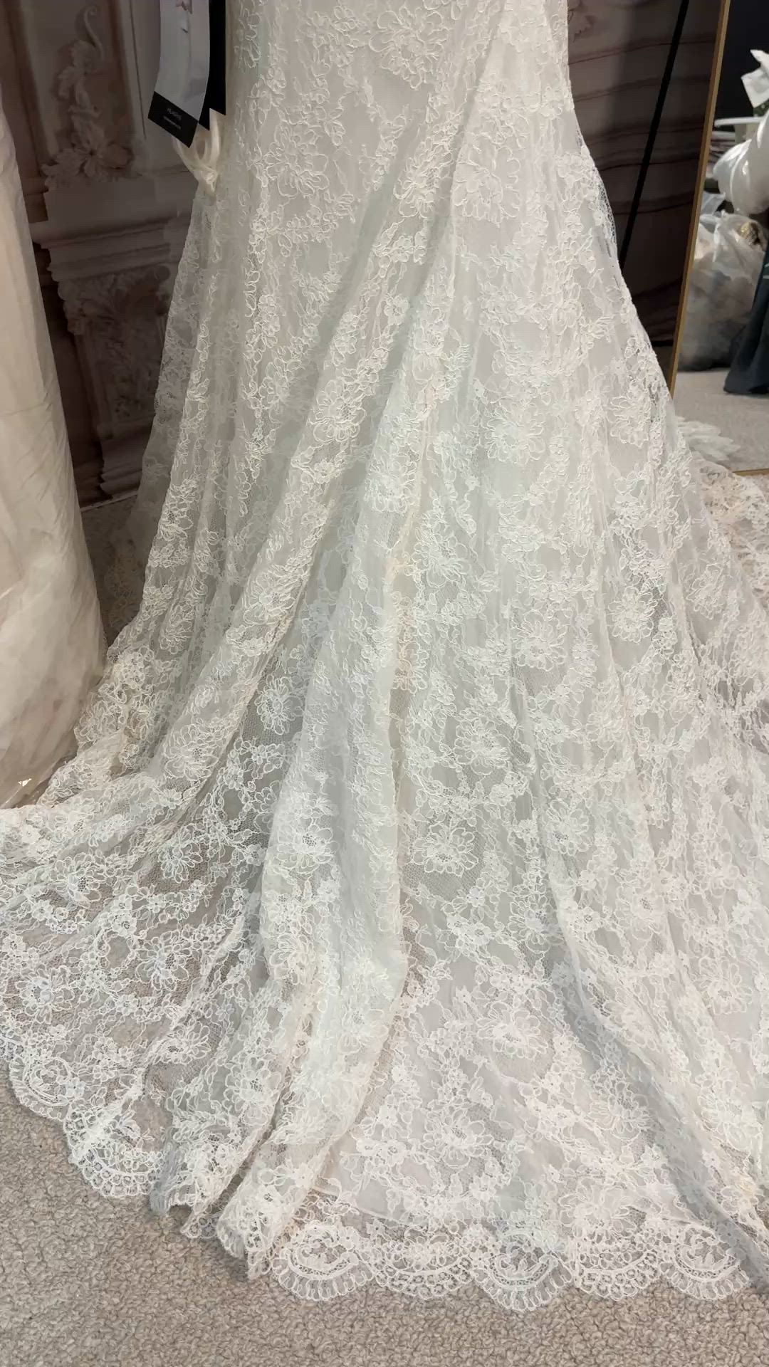 Vera Wang, Milagros NEW Label 12 Soft Lace
